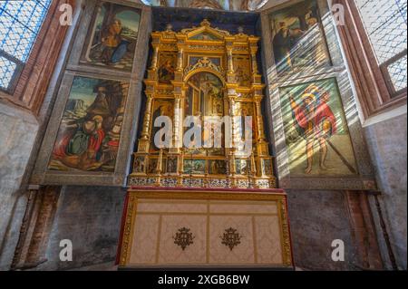 BUTTIGLIERA ALTA, ITALIE, 11 OCTOBRE 2023 - L'autel de l'abbaye de Sant'Antonio de Ranverso à Buttigliera Alta, province de Turin, Piémont, Italie Banque D'Images