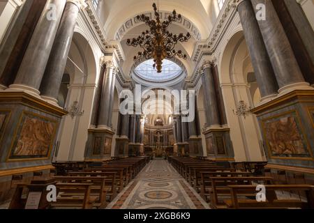 VERCELLI, ITALIE, 25 NOVEMBRE 2023 - L'intérieur de la cathédrale de Sant'Eusebio dans la ville de Vercelli, Piémont, Italie Banque D'Images