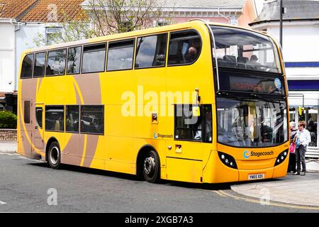 Bus Stagecoach à impériale jaune vif à l'arrêt de ramassage et dépôt en bord de mer de Teignmouth Resort pour les passagers dans le Devon England UK Banque D'Images