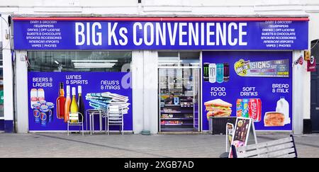 Magasin de proximité façade de magasin moderne et façade de panneau d'affichage illustrant les marchandises à vendre dans la station balnéaire Teignmouth Devon Angleterre Royaume-Uni Banque D'Images