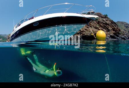 Plongée en peau devant un yacht, image divisée, Espagne, mer Méditerranée, Costa Brava Banque D'Images