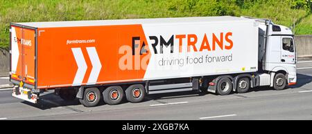 FarmTrans conduisant des aliments vue latérale avant publicité une entreprise spécialisée de transport de camion poids lourd semi-remorque conduite le long de l'autoroute M25 Essex Angleterre Royaume-Uni Banque D'Images