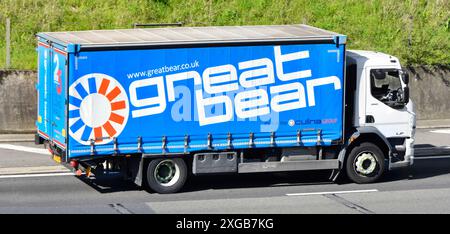 Great Bear Culina Group filiale UK Logistics Warehousing services vue latérale châssis camion blanc cabine et rideau latéral souple bleu corps M25 Angleterre Royaume-Uni Banque D'Images
