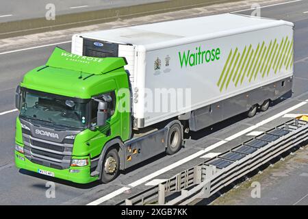 Waitrose supermarché commerce de détail chaîne d'approvisionnement alimentaire livraison magasin SCANIA hgv camion et conducteur remorque à corps rigide M25 autoroute route Angleterre Royaume-Uni Banque D'Images