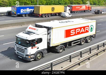 Spar Scania hgv camion et semi-remorque une entreprise de franchise néerlandaise fournit des services de soutien aux magasins indépendants de vente au détail d'aliments autoroute Angleterre Royaume-Uni Banque D'Images