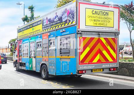 Romaquip Kerb tri recyclage des compartiments de collecte des déchets des deux côtés sur camion tri dédié des déchets ménagers Dawlish Devon UK Banque D'Images