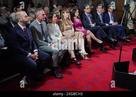 (De gauche à droite) Secrétaire aux affaires Jonathan Reynolds, Secrétaire aux sciences Peter Kyle, Secrétaire au travail et aux pensions Liz Kendall, Vice-première ministre Angela Rayner, Secrétaire à l'éducation Bridget Phillipson, Secrétaire en chef au Trésor Darren Jones, Ministre d'État au ministère du nivellement, logement et collectivités Matthew Pennycook et le secrétaire à l'énergie Ed Milliband pendant le discours de la chancelière Rachel Reeves au Trésor à Londres, devant un auditoire de grandes personnalités du monde des affaires et de hauts intervenants, annonçant les premières mesures que le nouveau gouvernement prendra pour assurer la croissance économique Banque D'Images