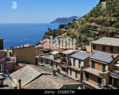 Photo verticale de dessus de maison à Manarola. Océan et ciel bleu en arrière-plan. Banque D'Images