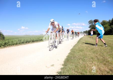 Troyes, France. 07 juillet 2024. Mathieu Van der Poel d'Alpecin-Deceuninck roule sur des routes de gravier sur la 9e étape du Tour de France 2024 crédit : Dominic Dudley/Alamy Live News crédit : Dominic Dudley/Alamy Live News Banque D'Images