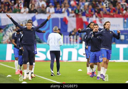 Hambourg, Deutschland. 05 juillet 2024. firo : 05.07.2024, football, football : UEFA EURO 2024, EM, Championnat d'Europe 2024, quarts de finale, 1/4 finales, M46, match 46, POR, Portugal - FRA, France 3:5 IE Kylian Mbappe de France (l) et Antoine Griezmann de France avant le match, échauffement, échauffement, entraînement d'échauffement, crédit : dpa/Alamy Live News Banque D'Images