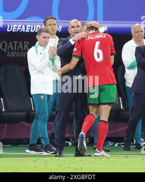 firo : 05.07.2024, football, football : UEFA EURO 2024, EM, Championnat d'Europe 2024, quarts de finale, 1/4 finales, M46, match 46, POR, Portugal - FRA, France 3:5 IE Joao Palhinha du Portugal, substitution, geste, entraîneur entraîneur-chef Roberto Martinez du Portugal, Anthony Barry, entraîneur-chef adjoint du Portugal (l) Banque D'Images