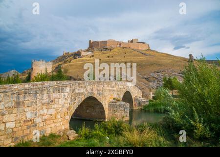 Pont médiéval sur la rivière Aion et ruines du château d'Osma. Burgo de Osma, province de Soria, Castille Leon, Espagne. Banque D'Images