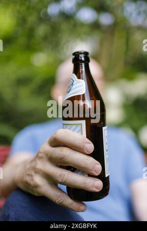 Thema, Bier, Mann im Garten, Bonn, 04.07.2024. Bonn Deutschland *** sujet, bière, homme dans le jardin, Bonn, 04 07 2024 Bonn Allemagne Copyright : xUtexGr Banque D'Images