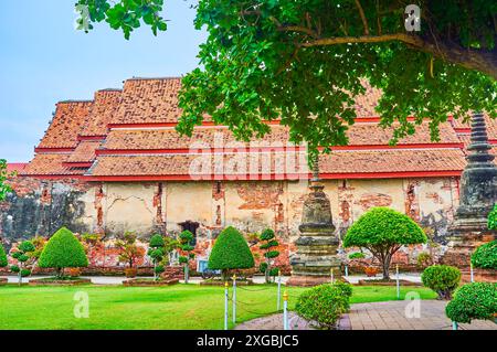 Ancien chedis préservé et sanctuaire dans le temple Wat Yai Chai Mongkhon, Ayutthaya, Thaïlande Banque D'Images