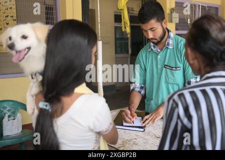 Un chien reçoit un traitement et une vaccination à l'occasion de la Journée mondiale des zoonoses à l'hôpital vétérinaire d'État d'Agartala. La Journée mondiale des zoonoses est célébrée le 6 juillet de chaque année pour sensibiliser aux maladies qui peuvent être transmises des animaux aux humains et commémorer le jour où Louis Pasteur a administré avec succès le premier vaccin contre le virus de la rage le 6 juillet 1885. Agartala, Tripura, Inde. Banque D'Images