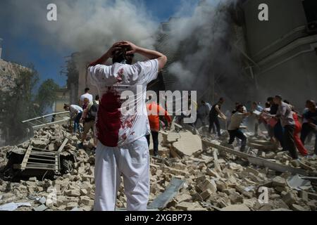 Kiev, oblast de Kiev, Ukraine. 8 juillet 2024. Un employé d'hôpital blessé regarde le début des opérations de sauvetage. Attaques de missiles russes sur la ville, endommagé et partiellement détruit un hôpital pour enfants. (Crédit image : © Madeleine Kelly/ZUMA Press Wire) USAGE ÉDITORIAL SEULEMENT! Non destiné à UN USAGE commercial ! Banque D'Images