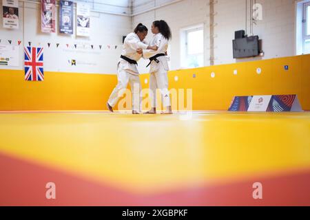 Lele Nairne et Chelsie Giles lors d'une session de formation à la British Judo Association sur le campus Walsall de l'Université de Wolverhampton. Date de la photo : lundi 8 juillet 2024. Banque D'Images