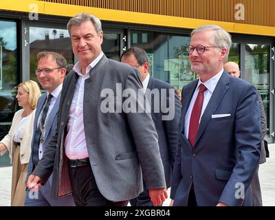 Cham, Allemagne. 08 juillet 2024. Le premier ministre bavarois Markus Söder (CSU, avant à gauche) avec le premier ministre tchèque Petr Fiala (à droite) à l'arrivée avant le Congrès bavarotchèque de la frontière. Crédit : Ute Wessels/dpa/Alamy Live News Banque D'Images