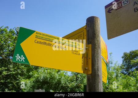 Gérone, Espagne - 7 juillet 2024 : panneau de signalisation guidant les randonneurs et les cyclistes sur un sentier vers Castellfollit de la Roca, Catalogne Banque D'Images