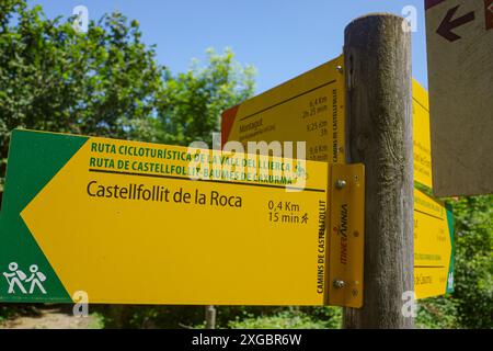 Gérone, Espagne - 7 juillet 2024 : panneau de signalisation guidant les randonneurs et les cyclistes sur un sentier vers Castellfollit de la Roca, Catalogne Banque D'Images