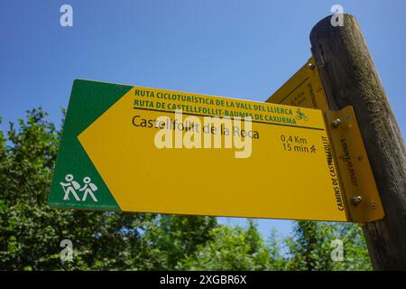 Gérone, Espagne - 7 juillet 2024 : panneau de signalisation guidant les randonneurs et les cyclistes sur un sentier vers Castellfollit de la Roca, Catalogne Banque D'Images