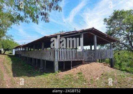 Façade du corral de chèvres et de moutons corralled, c'est la forme traditionnelle de l'agriculture sur la ferme rurale Banque D'Images