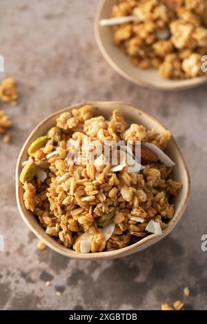 Granola maison croustillant avec des amandes tranchées dans un bol. Nourriture saine Banque D'Images