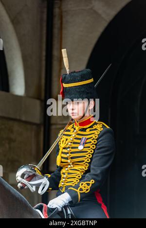 Femme Soldat de troupe du Roi Royal Horse Artillery sur garde à Horse Guards Parade, Whitehall, Londres, en uniforme. Soldat monté avec épée Banque D'Images