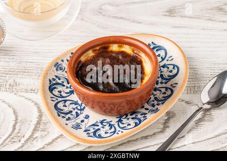 Dessert turc traditionnel boulangerie riz pudding turc nom Firin Sutlac dans un bol en céramique Banque D'Images