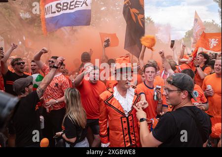 06.07.2024, Berlin, Allemagne, Europe - les fans de l'équipe nationale néerlandaise de football se réjouissent d'une marche des fans avant le match en quart de finale. Banque D'Images