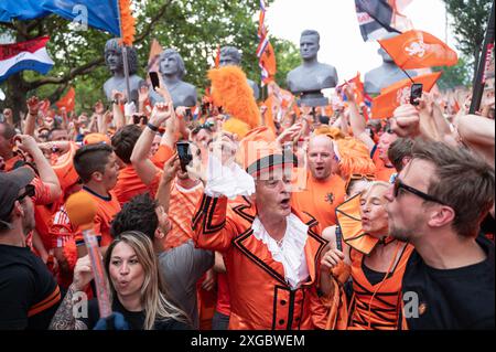 06.07.2024, Berlin, Allemagne, Europe - les fans de l'équipe nationale néerlandaise de football se réjouissent d'une marche des fans avant le match en quart de finale. Banque D'Images