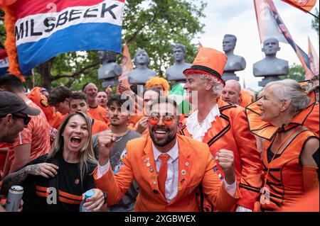 06.07.2024, Berlin, Allemagne, Europe - les fans de l'équipe nationale néerlandaise de football se réjouissent d'une marche des fans avant le match en quart de finale. Banque D'Images