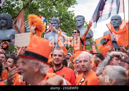 06.07.2024, Berlin, Allemagne, Europe - les fans de l'équipe nationale néerlandaise de football se réjouissent d'une marche des fans avant le match en quart de finale. Banque D'Images