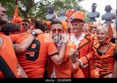 06.07.2024, Berlin, Allemagne, Europe - les fans de l'équipe nationale néerlandaise de football se réjouissent d'une marche des fans avant le match en quart de finale. Banque D'Images