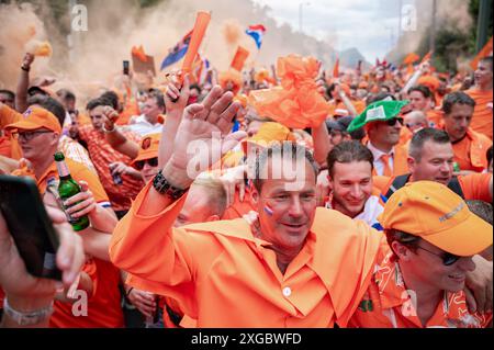 06.07.2024, Berlin, Allemagne, Europe - les fans de l'équipe nationale néerlandaise de football se réjouissent d'une marche des fans avant le match en quart de finale. Banque D'Images