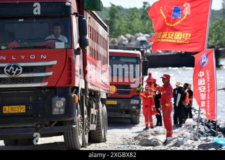 Huarong, province chinoise du Hunan. 8 juillet 2024. Les sauveteurs travaillent pour bloquer la brèche de la digue dans le lac Dongting dans le comté de Huarong, dans la province du Hunan, au centre de la Chine, le 8 juillet 2024. Lundi après-midi, 180,5 mètres de la brèche de 226 mètres dans la digue avaient été scellés, selon le siège de lutte contre les inondations et de secours contre la sécheresse de Yueyang. Crédit : Chen Zhenhai/Xinhua/Alamy Live News Banque D'Images