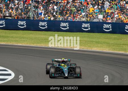 Silverstone (Towcester), Royaume-Uni, 07 juillet 2024, Lewis Hamilton remportant le Grand Prix de Grande-Bretagne crédit : Christopher Neve/Alamy Live News Banque D'Images