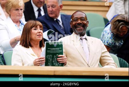 Sir Lenny Henry et Lisa Makin dans la loge royale le huitième jour des Championnats de Wimbledon 2024 au All England Lawn Tennis and Croquet Club, Londres. Date de la photo : lundi 8 juillet 2024. Banque D'Images