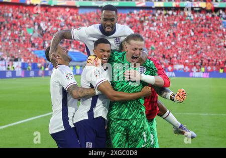 Dusseldorf, Deutschland. 1er janvier 2024. firo : 06.07.2024, Football, Football : UEFA EURO 2024, EM, Championnat d'Europe 2024, quarts de finale, finale 1/4, M48, match 48, ENG, Angleterre - sui, Suisse 5:3 IE (LR) Kyle Walker d'Angleterre et Ivan Toney d'Angleterre et Trent Alexander-Arnold d'Angleterre et gardien de but Jordan Pickford d'Angleterre Half figure Jubilation célèbre après la victoire crédit : dpa/Alamy Live News Banque D'Images