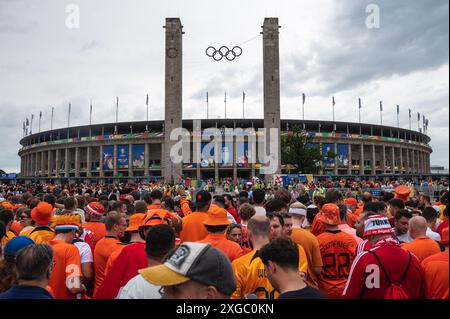 BERLIN, ALLEMAGNE - 6 JUILLET 2024 : match quart de finale de l'Euro 2024 Nederlands vs Turquie (Turkiye) 2:1. Fans devant l'entrée de l'Olympiastadion. Banque D'Images