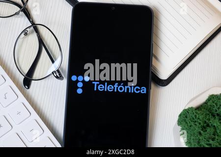 New York, États-Unis - 11 juin 2024 : logo Telefonica sur l'écran du téléphone, icône de l'entreprise. Banque D'Images