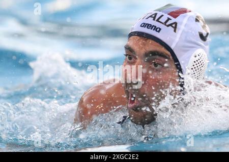 Jacopo Alesiani, Italien, lors du match de water-polo masculin de la Sardinia Cup opposant l'Italie (casquettes blanches) et la Grèce (casquettes bleues) à piscina comunale à Alghero (Italie), le 4 juillet 2024. Banque D'Images