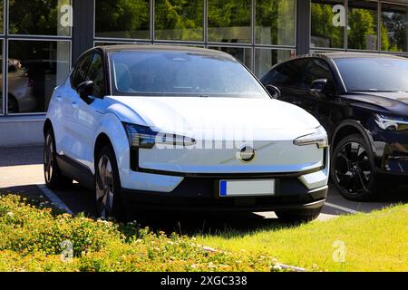 Blanc Volvo EX30, un VUS multisegment sous-compact électrique à batterie fabriqué par Volvo Cars, garé à l'extérieur chez le concessionnaire. Salo, Fi. 22 juin 2024. Banque D'Images