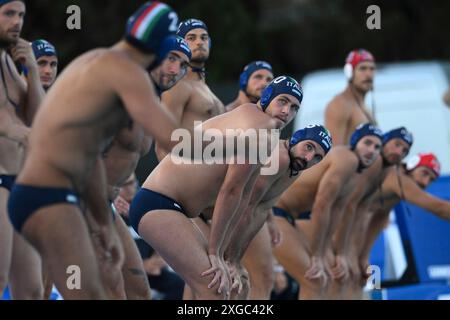 Les joueurs italiens se préparent à disputer le match de water-polo masculin de la Sardinia Cup entre l'Espagne (casquettes blanches) et l'Italie (casquettes bleues) de l'AT piscina comunale à Alghero (Italie), le 5 juillet 2024. Banque D'Images