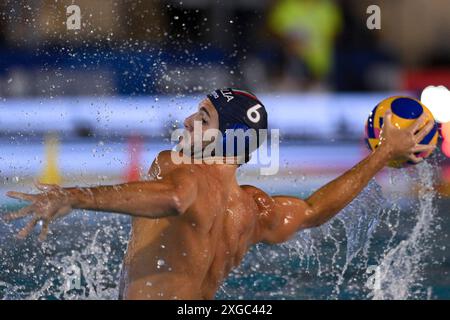 Giacomo Cannella de l'Italie lors du match de water-polo masculin de la Sardinia Cup opposant l'Espagne (casquettes blanches) et l'Italie (casquettes bleues) à l'AT piscina comunale à Alghero (Italie), le 5 juillet 2024. Banque D'Images