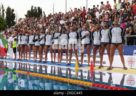 Les joueurs italiens assistent à la présentation du match de water-polo masculin de la Sardinia Cup entre l'Espagne (casquettes blanches) et l'Italie (casquettes bleues) de l'AT piscina comunale à Alghero (Italie), le 5 juillet 2024. Banque D'Images