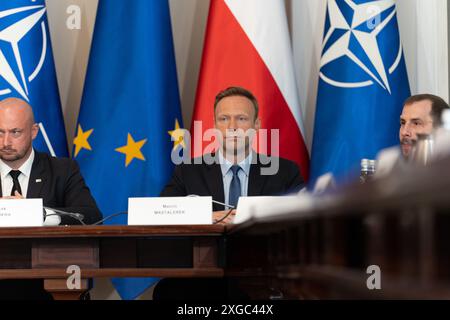 Marcin Mastalerek - le secrétaire d'État, chef de cabinet du président de la République de Pologne écoute le discours d'Andrzej Duda lors du conseil de sécurité nationale la réunion du Conseil de sécurité nationale convoquée par le président Andrzej Duda a débuté lundi matin. Elle a lieu avant le départ de la délégation polonaise à Washington, DC, pour le sommet de l'OTAN. À la réunion ont participé, entre autres, le premier ministre Donald Tusk, le vice-premier ministre et ministre de la Défense nationale Wladyslaw Kosiniak-Kamysz, ministre des Affaires étrangères Radoslaw Sikorski, chef de la Gener Banque D'Images