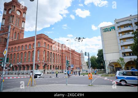 Berlin, Allemagne. 08 juillet 2024. Des policiers travaillent sur les lieux en face du Rotes Rathaus après un accident impliquant une moto. Un motocycliste est mort dans un grave accident de la route au Rotes Rathaus de Berlin-Mitte. Cela a été annoncé par un porte-parole de la police et les pompiers. Crédit : Annette Riedl/dpa/Alamy Live News Banque D'Images