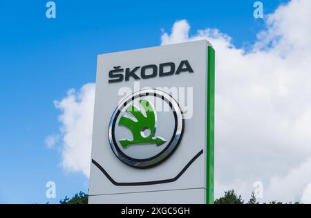 Telford, Royaume-Uni - 8 juillet 2024 : logo et nom de la société Skoda Motor à l'extérieur d'une salle d'exposition de concessionnaire automobile Banque D'Images