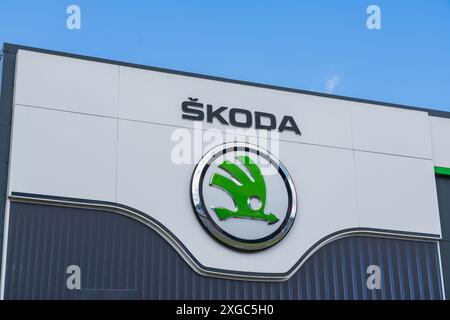 Telford, Royaume-Uni - 8 juillet 2024 : logo et nom de la société Skoda Motor sur un bâtiment d'exposition de concession automobile Banque D'Images